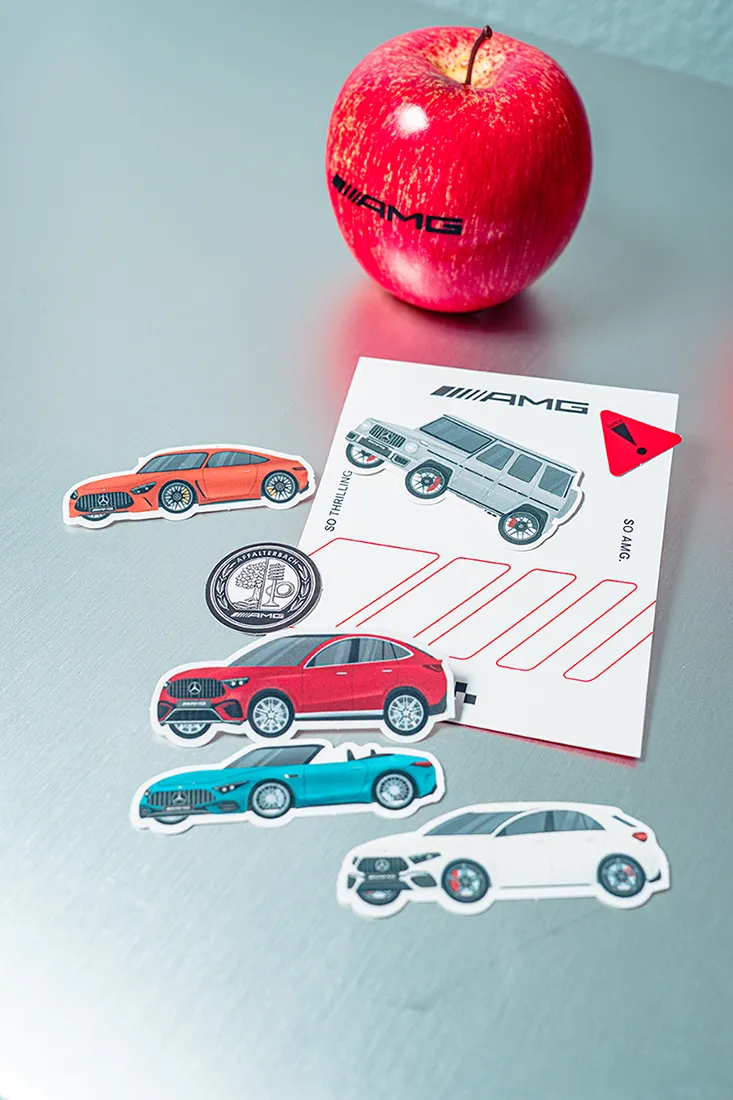 活動期間完成指定任務，即可獲得限量「AMG 車款貼紙組」。業者提供