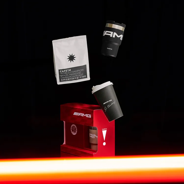 值得收藏的人氣周邊 「AMG 隨行杯咖啡豆組」，隨時皆能感受 AMG超越理性的激情。業者提供