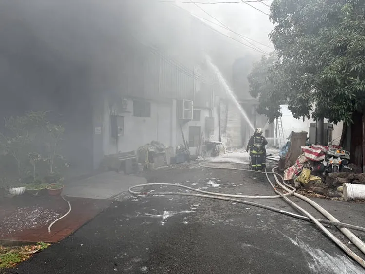 工廠內4人逃生，警消救出1人，共有3人送醫。民眾提供