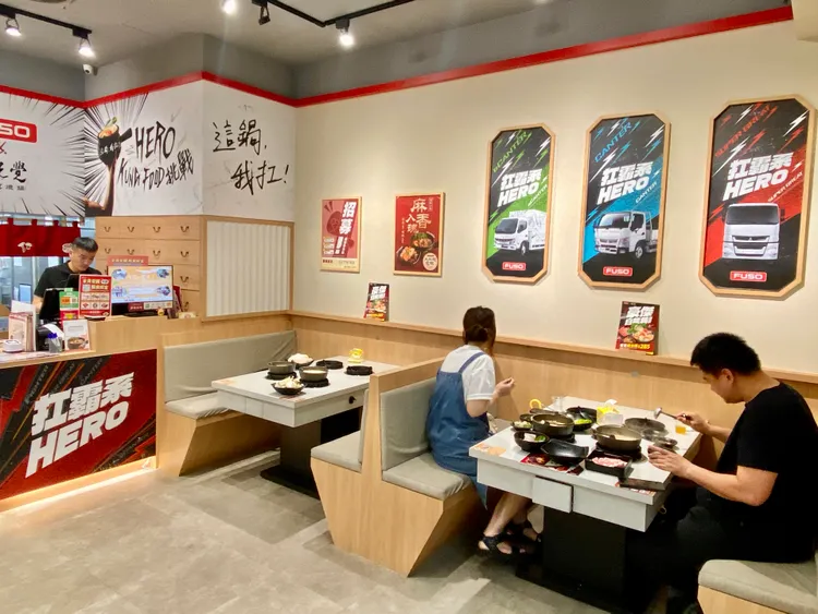 老先覺「FUSO扛霸主題店」融入貨車品牌各元素，藉以展現職業駕駛的日常風貌。莊偉祺攝