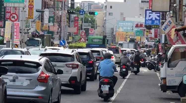 永康區中正北路上下班時間車流驚人，封閉路段預計最快中午前通行。民眾提供