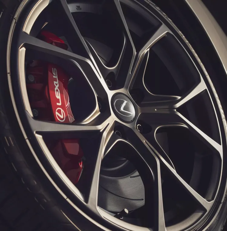 Brembo 六活塞卡鉗以亮眼紅色塗裝，搭配 19 吋霧黑 BBS 鍛造鋁圈，視覺張力十足。原廠照片