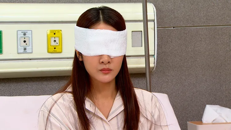 邱子芯實際體驗失明者的日常挑戰。三立提供