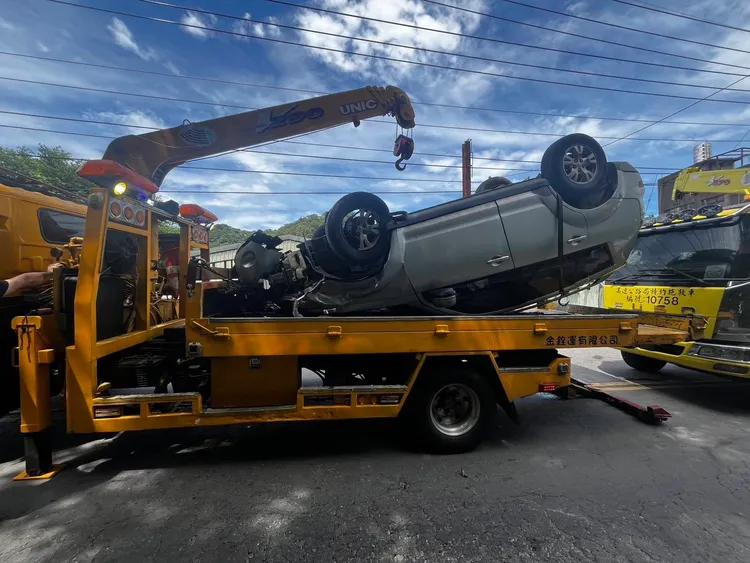 休旅車烏龜翻在路中，警方獲報趕抵協助交管。翻攝畫面