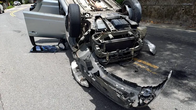 休旅車烏龜翻在路中，警方獲報趕抵協助交管。翻攝畫面