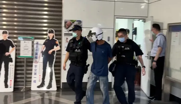 施暴的康男被警方帶回。警方提供