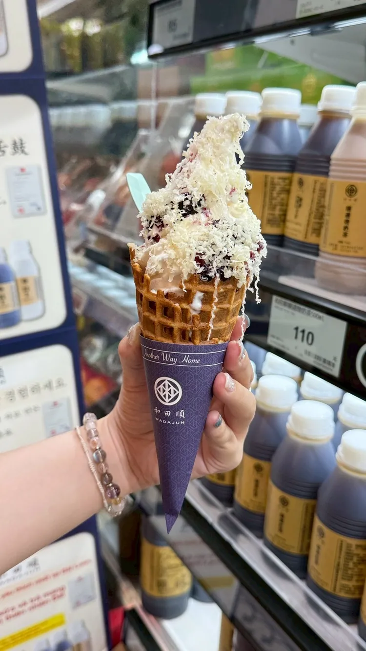 起司果醬口味將冰淇淋搭配滿滿葛修佛松露乾酪。家樂福提供