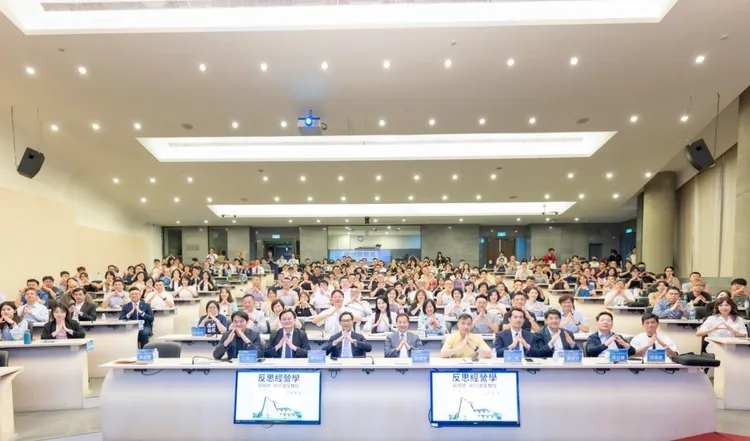 蔡明忠傳承父親以人為本的謙卑與關懷，透過課堂也將這種精神傳授給同學。東海大學提供