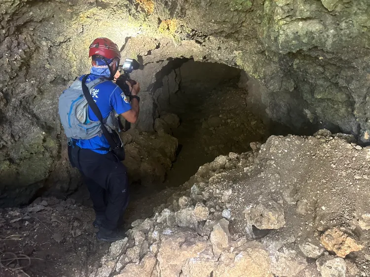 宋德威到琉球發現一處從未發現紀錄的二戰洞窟遺址，並尋獲多具遺骨。宋德威提供