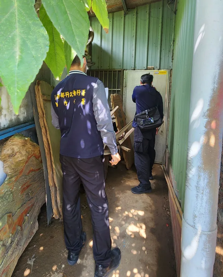 新竹分署前往邱男住處拘提。新竹分署提供