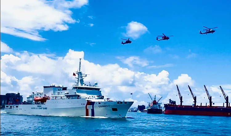 海軍反潛航空指揮部反潛直升機、空勤總隊黑鷹直升機及空軍救護隊黑鷹直升機擔任前導飛行通過觀禮台。翻攝畫面