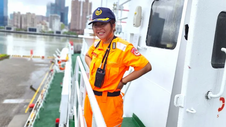 「海安12號演習」8日登場，金門艦由現任女性大副陳立喬擔任代理艦長。翻攝畫面