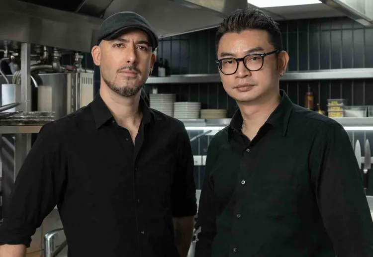 西班牙客座主廚 Dani Palm（左）與瑪黑主廚 Kris（右）為瑪黑餐酒五週年獻上全新菜色。業者提供