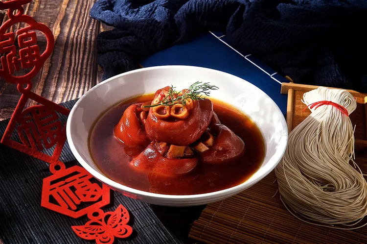 潮品集的忠孝旗艦店及新光A4餐廳同步推出閏月回娘家「潮式秘製紅麴豬腳5件組」常溫外帶限定780元，再贈手工麵線，即日起至8/22限時販售，須提前兩日預訂。業者提供