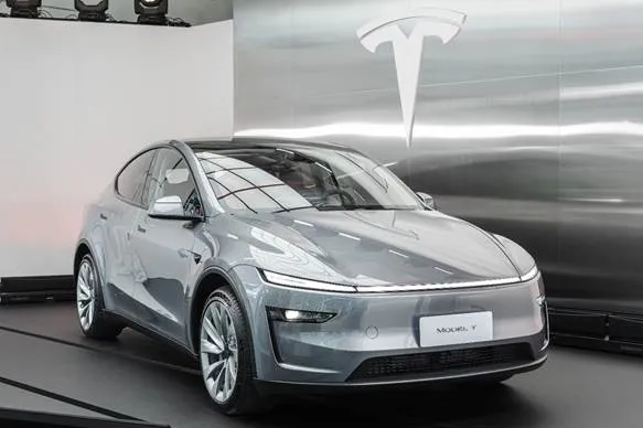 全新 Model Y 車輛設計以Cybertruck 為靈感，導入全新銳角車頭造型與一體式日行燈。業者提供