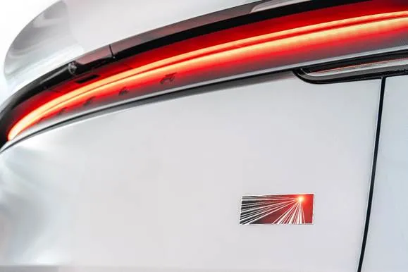 全新 Model Y的反射式貫穿尾燈，與限量首批交付版 Launch Series 獨有的車尾銘牌。業者提供