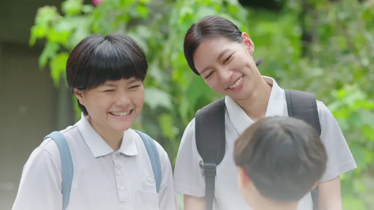 陳妤(右)、陳沛冪(左)拍戲像度假，回都市像收假。大愛提供