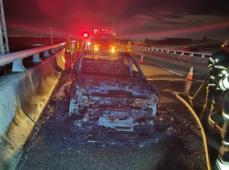 小客車幾乎燒毀。國道警方提供