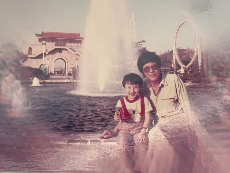 錢毅（左）童年與父親在廣州的合照。年代提供