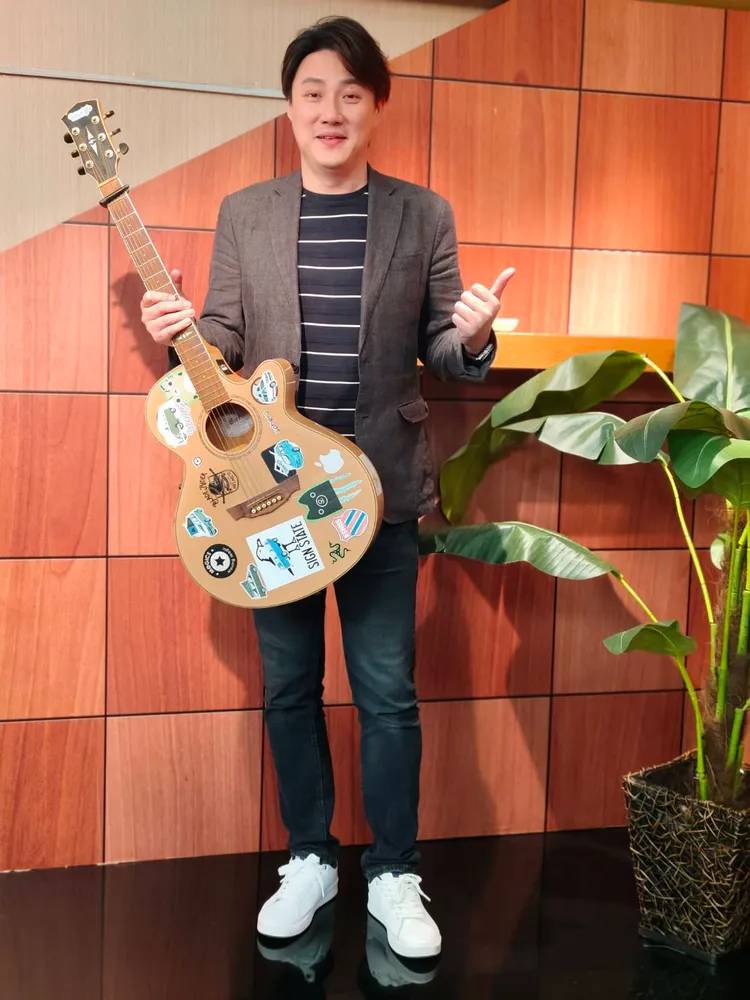 錢毅獻唱張學友《多愛我一點》。年代提供