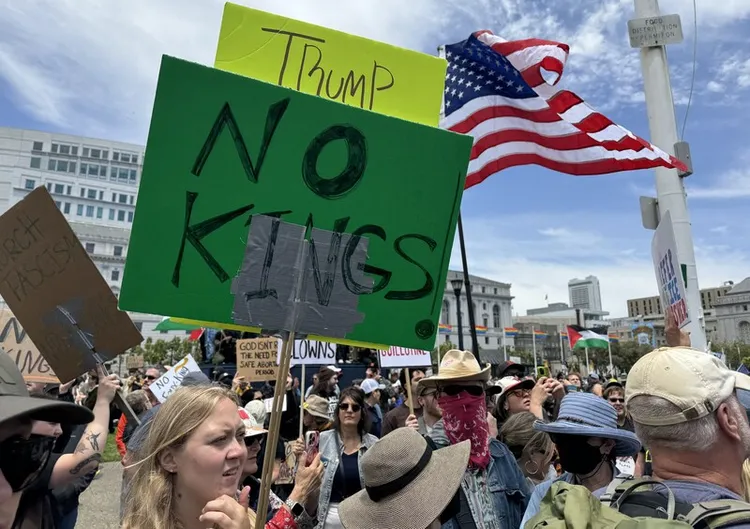 加州響應「無王日」（No Kings Day）抗議，舊金山示威群眾高舉「沒有國王」等標語。 中央社