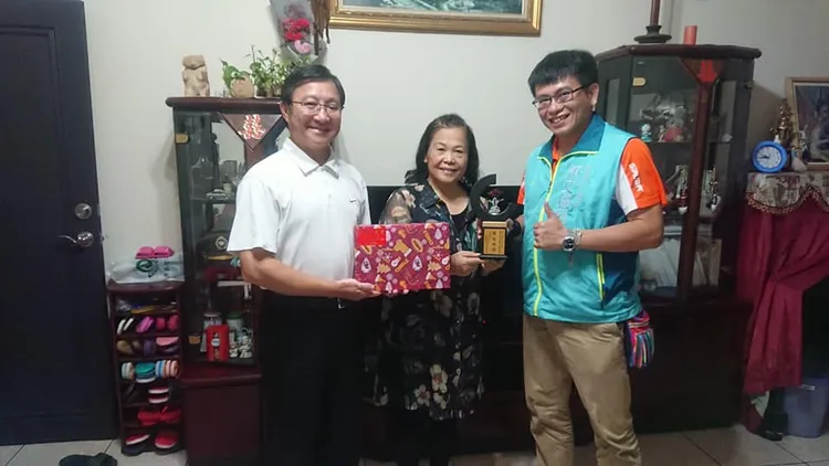 67歲的莎拉．里幸（中）奉獻族語教學，四處奔波，日前不幸因車禍離世。取自臉書