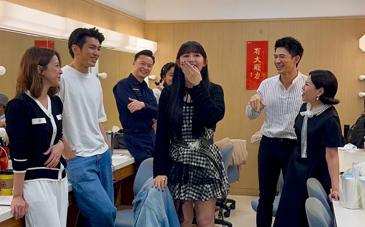 民視收視率創新高演員齊聚，琳誼（中）驚喜探班。民視提供