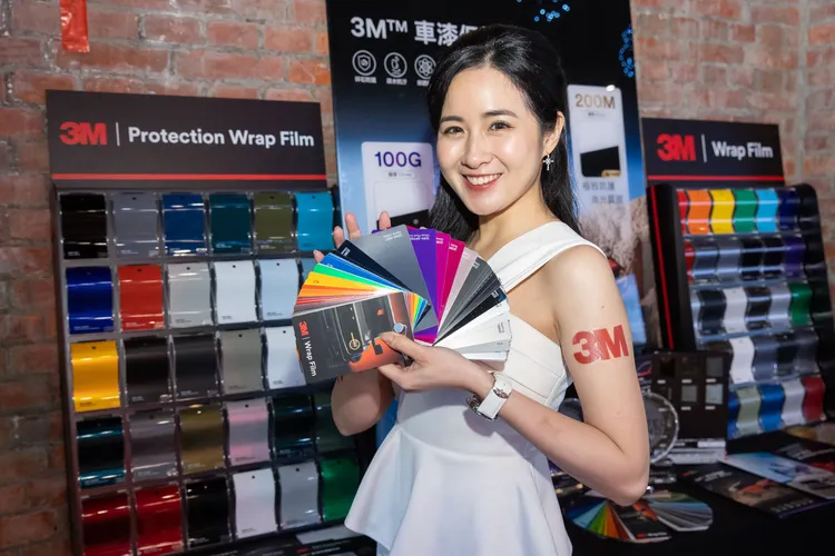 3M車身改色膜採用鑄造式膠膜，具備高色彩飽和度與優異耐候性，延展性與穩定性同樣出色，能緊密貼合車身、不翹邊、不起泡，展現完美包覆質感。3M提供