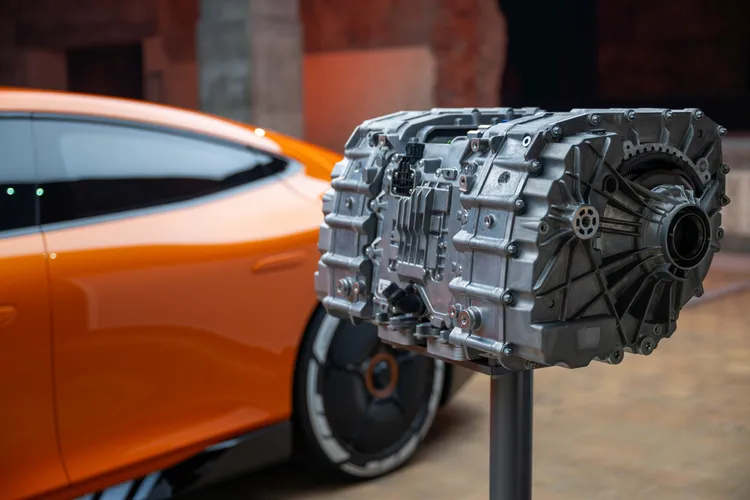 首度導入三具緊湊型軸向磁通馬達，創下超過 1,360hp 的驚人輸出。原廠照片