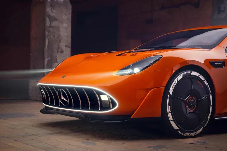 車頭承襲經典 AMG 元素，結合創新的堆疊式頭燈設計。原廠照片