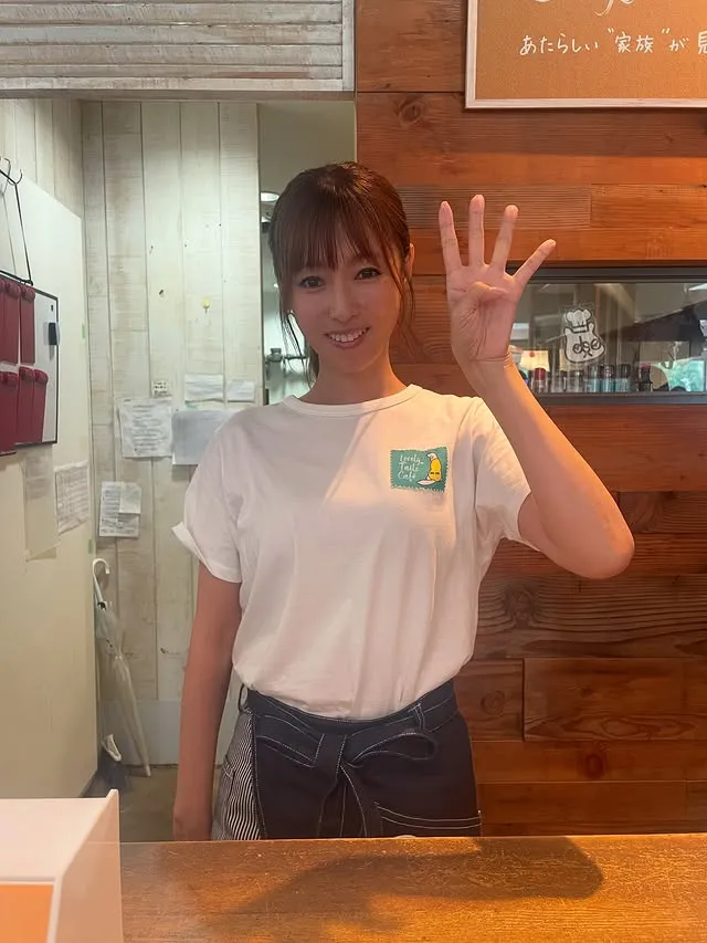 深田恭子在新戲飾演寵物咖啡廳店長，將於7月1日開播。翻攝初戀DOGs IG