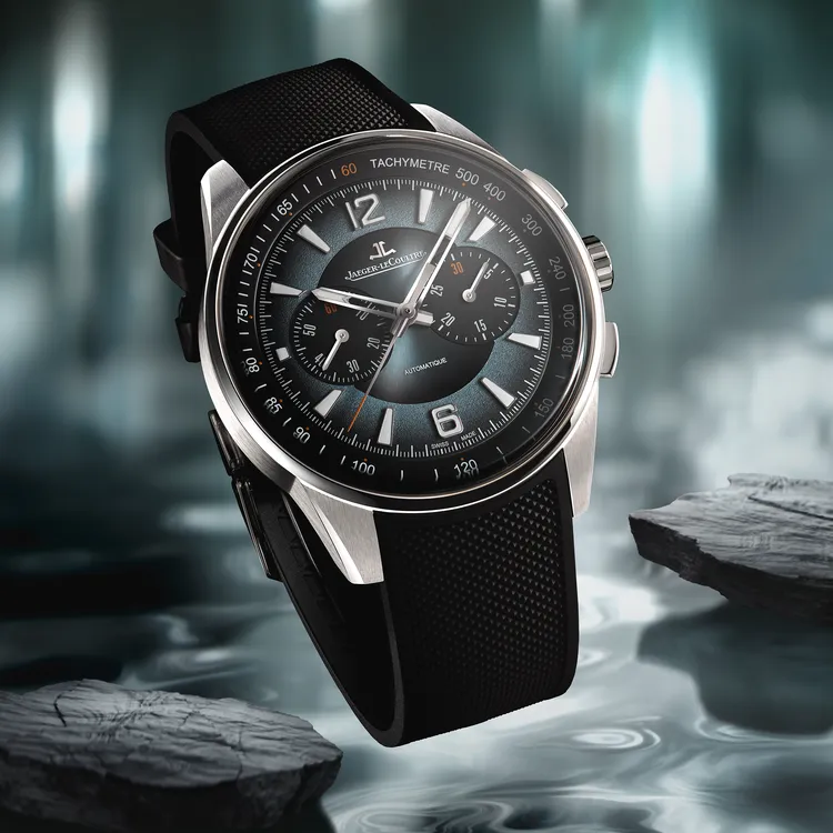積家Jaeger-LeCoultre Polaris Chronograph計時腕錶海洋灰色款，42mm，精鋼錶殼，海洋灰色漆面錶盤，黑色橡膠錶帶另附藍灰色帆布錶帶，積家761型自動上鍊機械機芯，動力儲存65小時，防水深度100米。品牌提供
