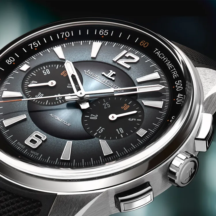 積家Jaeger-LeCoultre Polaris Chronograph計時腕錶海洋灰色款，42mm，精鋼錶殼，海洋灰色漆面錶盤，黑色橡膠錶帶另附藍灰色帆布錶帶，積家761型自動上鍊機械機芯，動力儲存65小時，防水深度100米。品牌提供