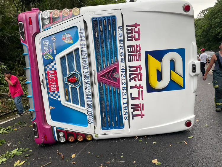 遊覽車翻覆。翻攝畫面