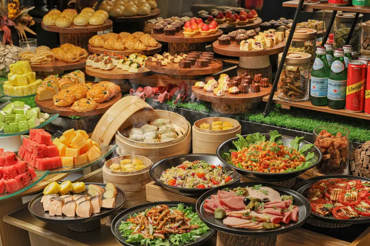 預訂「藝宿晶華親子假期」住房專案的賓客，住宿期間可前往位於五樓的雲天廊，無限享用冰淇淋、飲品及美味小點。台北晶華提供