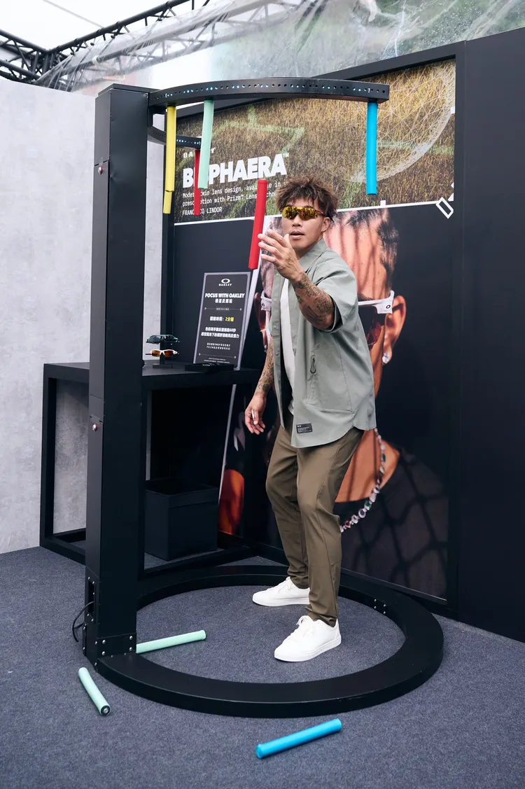 郭泓志現場挑戰《Oakley 視界我創 動能挑戰》 。品牌提供