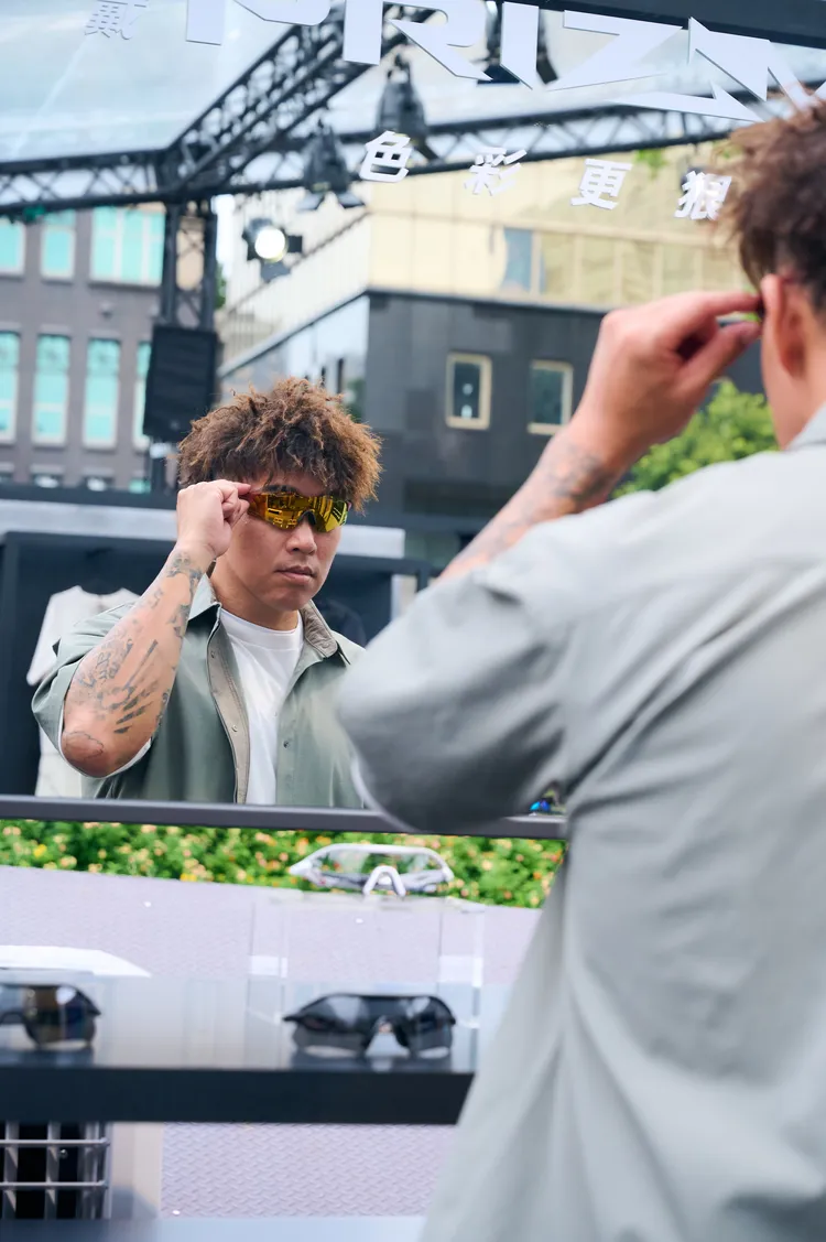 郭泓志體驗Oakley運動眼鏡的優異性能。品牌提供