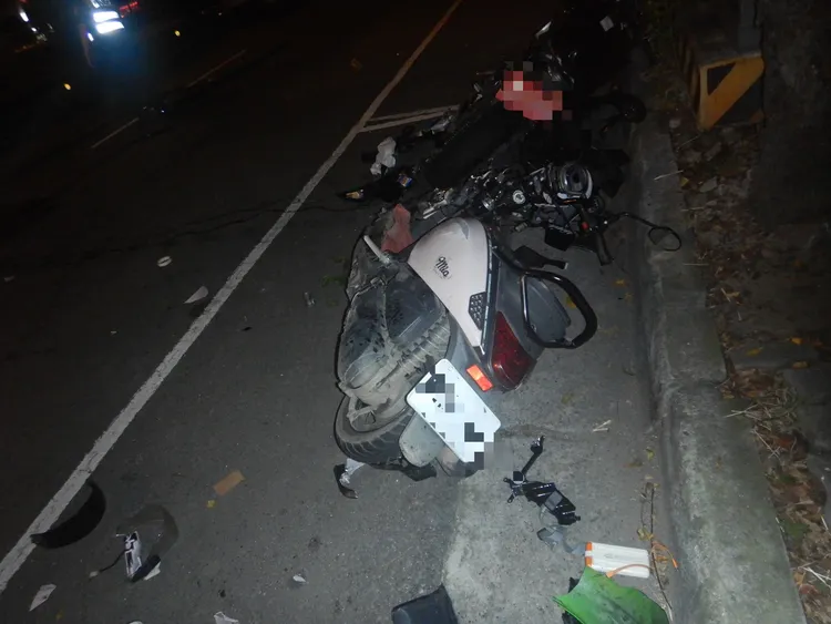 2輛機車均嚴重受損。民眾提供