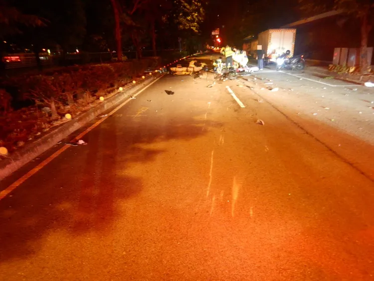 事故發生在北屯區祥順路，機車零件碎片散落一地。民眾提供