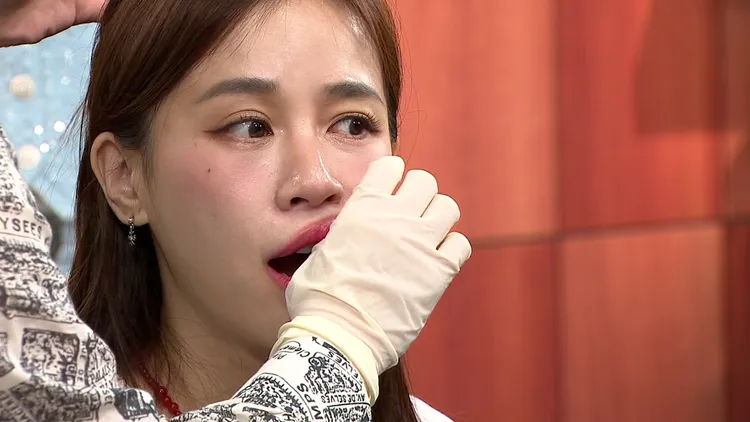 蕭喻方醫師示範如何透過口內按摩幫助臉部肌肉放鬆。年代提供