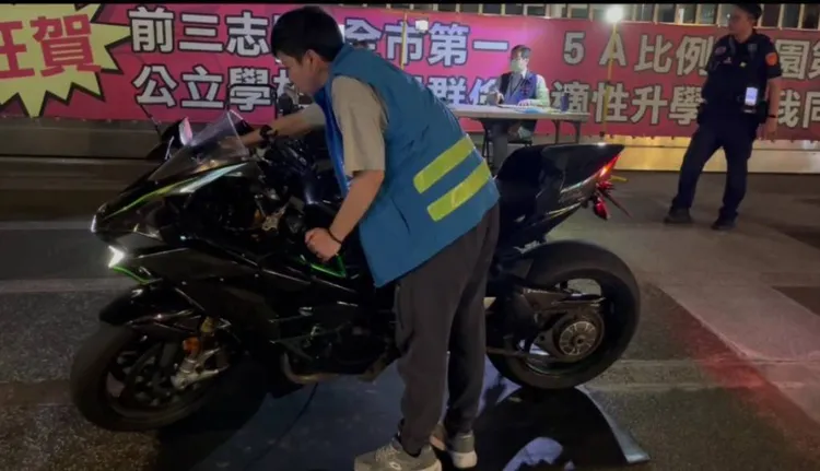 攔檢噪音車。桃園警分局提供