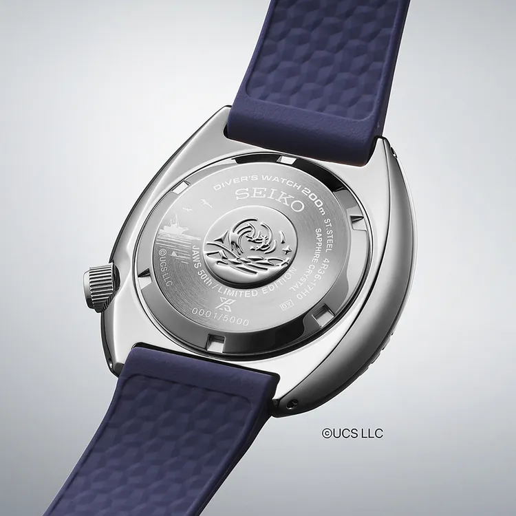 錶背則可看到電影中的「奧卡號」船隻與鯊魚背鰭圖樣。品牌提供