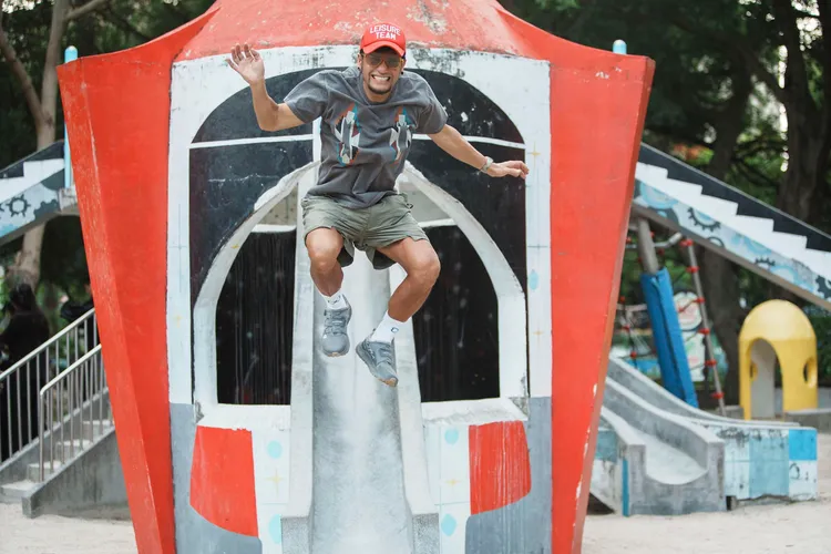 張震嶽成哈哈台「上班時間的萬華區閒人」。本色音樂提供