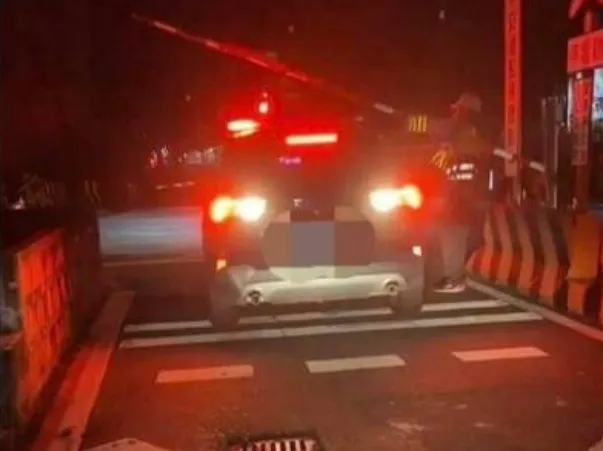 警車從小巷駛出準備等待主線車通過時，平交道柵欄突然降下卡住車頭。翻攝宜蘭知識+