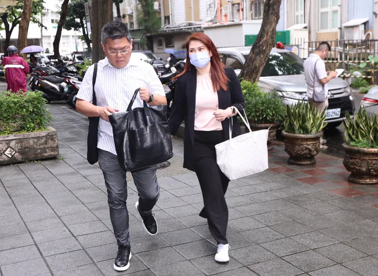 薛楷莉在律師陪同下出庭，身形較以往豐腴。彭欣偉攝