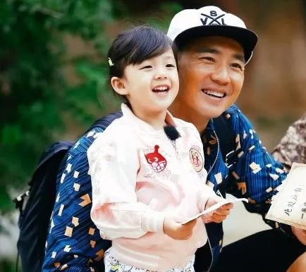 劉畊宏2017年帶女兒小泡芙上《爸爸去哪兒》。翻攝《爸爸去哪兒》微博