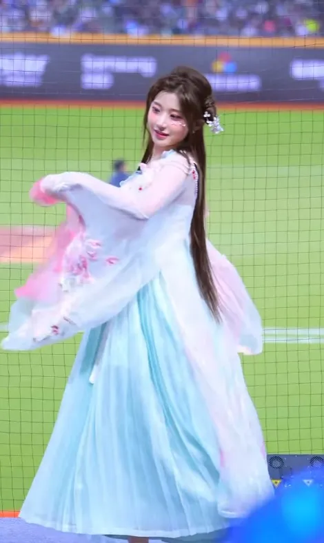 李珠珢穿古裝玩扇子仙氣飄飄。翻攝李珠珢IG