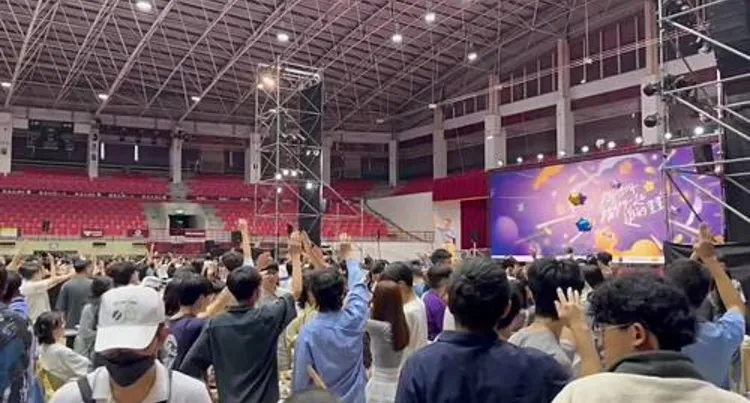 網友貼出餞別宴影片，校長一說計程車錢他買單，台下響起一片歡呼。取自《Threads》