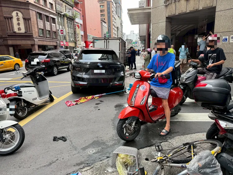 現場多部機車毀損。警方提供