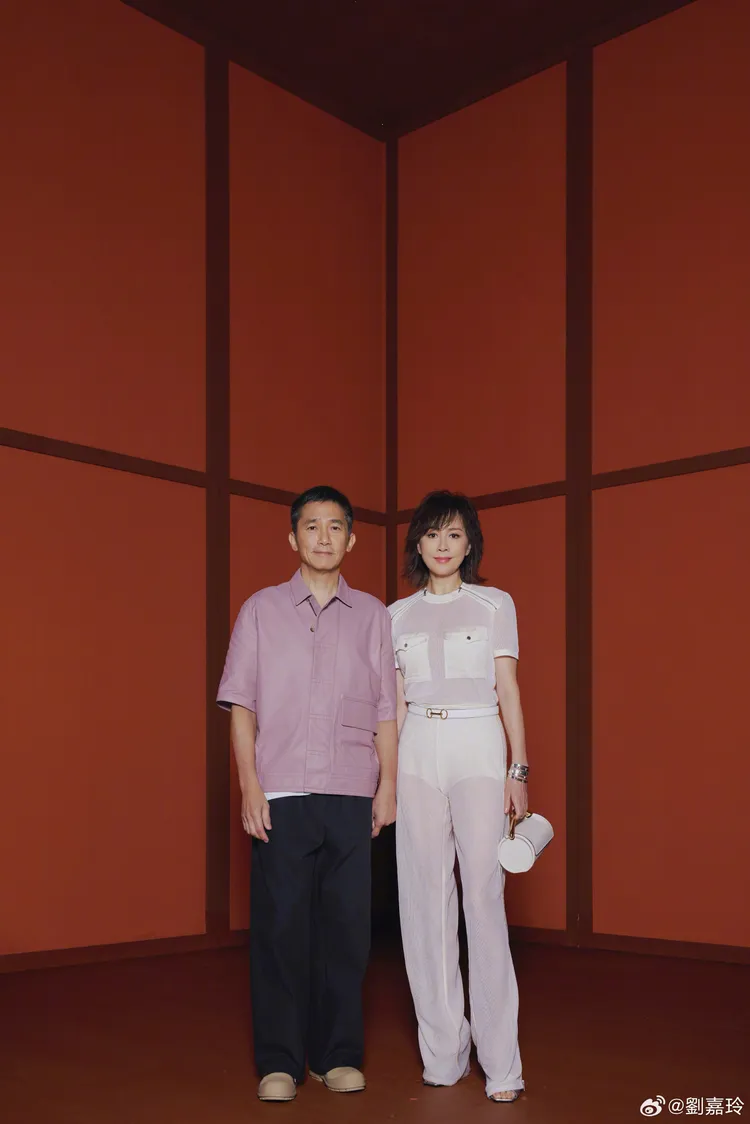 梁朝偉（左）與劉嘉玲一同現身上海欣賞愛馬仕秀。翻攝劉嘉玲微博